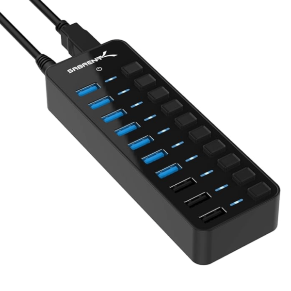 Hub USB 3.0 Sabrent HB-B7C3 con 7 puertos de datos y 3 puertos de carga
